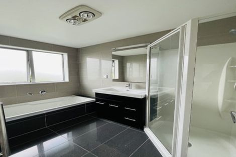 Photo of property in 8 The Rosebowl, Sunnyhills, Auckland, 2010