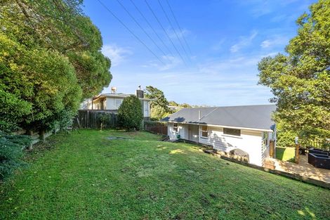 Photo of property in 27 Griffiths Grove, Newlands, Wellington, 6037