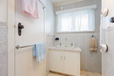 Photo of property in 38 Hobsonville Road, West Harbour, Auckland, 0618