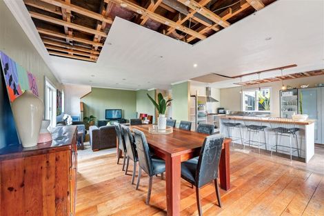 Photo of property in 10 Grendon Road, Titirangi, Auckland, 0604