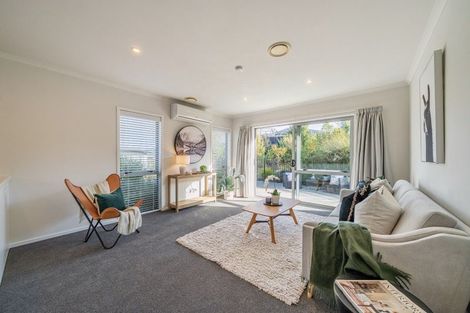 Photo of property in 92 Sunstone Crescent, Timberlea, Upper Hutt, 5018