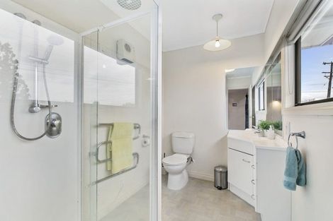 Photo of property in 1a Eastglen Road, Glen Eden, Auckland, 0602