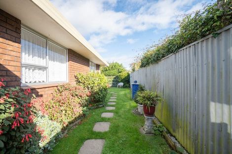 Photo of property in 8 Edgecombe Court, Roslyn, Palmerston North, 4414