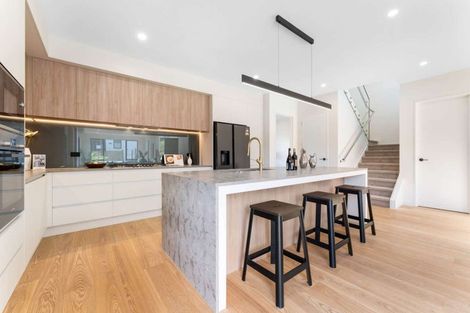 Photo of property in 16 Mcmenamin Place, Fairview Heights, Auckland, 0632