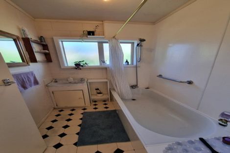 Photo of property in 2 Konini Road, Titirangi, Auckland, 0604