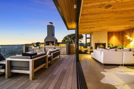 Photo of property in 81 Piha Road, Piha, 0772