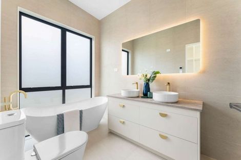 Photo of property in 16 Mcmenamin Place, Fairview Heights, Auckland, 0632