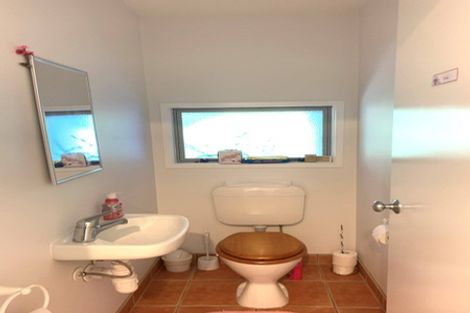 Photo of property in 9 Springwater Vale, Unsworth Heights, Auckland, 0632