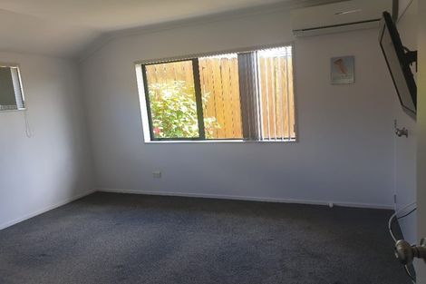 Photo of property in 18 Plumstead Rise, Glen Eden, Auckland, 0602