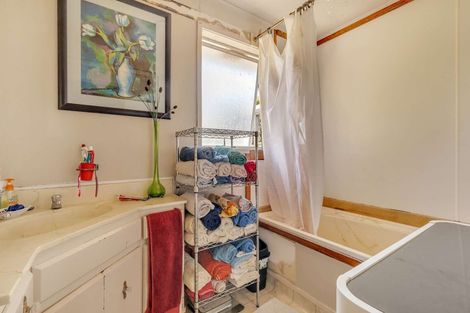 Photo of property in 9 Tahu Crescent, Sunnynook, Auckland, 0620