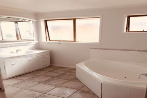 Photo of property in 76 Weatherly Road, Torbay, Auckland, 0630