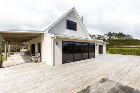 Photo of property in 2 Arthur Road, Paraite, New Plymouth, 4373