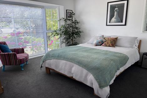 Photo of property in 50 Saint Andrews Square, Strowan, Christchurch, 8052