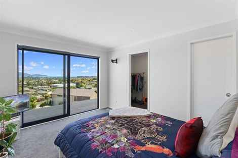 Photo of property in 95 Kakariki Grove, Waikanae, 5036