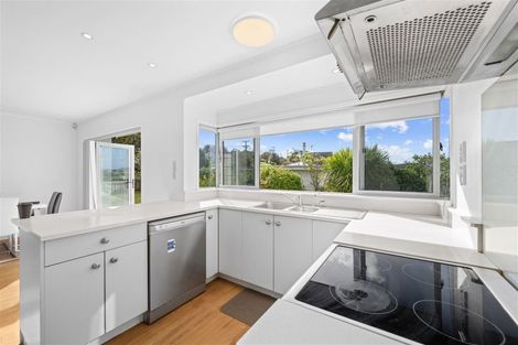 Photo of property in 1/37 Woodlands Crescent, Browns Bay, Auckland, 0630