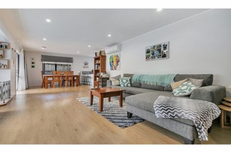 Photo of property in 38 Sailfish Drive, West Harbour, Auckland, 0618
