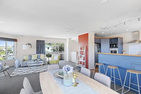 Photo of property in 5 Tamworth Crescent, Newlands, Wellington, 6037