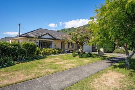 Photo of property in 5a Hemi Street, Waikanae, 5036