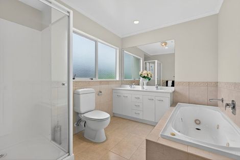 Photo of property in 32 Delmont Close, East Tamaki Heights, Auckland, 2016