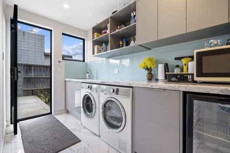 Photo of property in 25 Waitemata Drive, One Tree Point, 0118