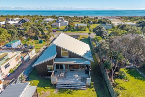 Photo of property in 8 Rodney Avenue, Te Horo Beach, Otaki, 5581