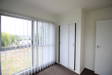 Photo of property in 2/587 Glenfield Road, Totara Vale, Auckland, 0629