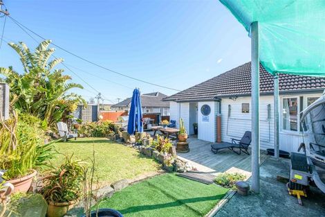 Photo of property in 4 Marie Crescent, Te Atatu South, Auckland, 0610