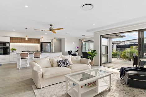 Photo of property in 6 Davey Crescent, Orewa, 0931