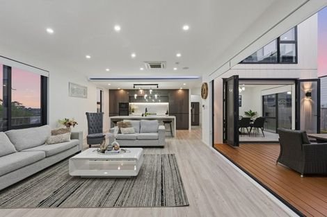 Photo of property in 7d Babich Road, Henderson Valley, Auckland, 0614