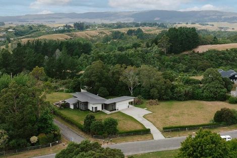 Photo of property in 8 Titirangi Drive, Fitzherbert, Palmerston North, 4471