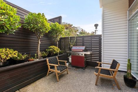 Photo of property in 9 Tiketike Way, Brooklyn, Wellington, 6021