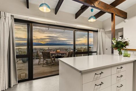 Photo of property in 21 Denholm Road, Hospital Hill, Napier, 4110