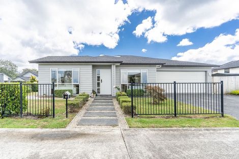 Photo of property in 8 Kohia Way, Huapai, Kumeu, 0810