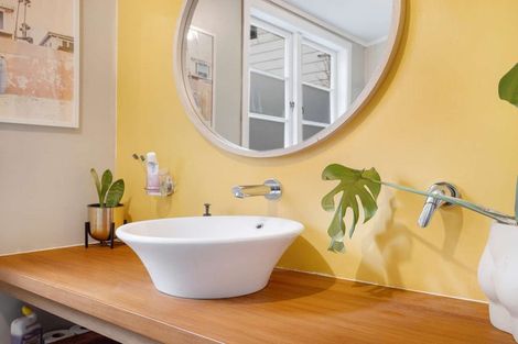 Photo of property in 43 Kauri Point Road, Laingholm, Auckland, 0604