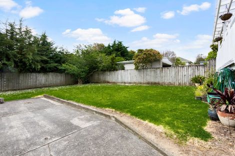 Photo of property in 5 Thomas Rea Place, Te Atatu South, Auckland, 0610