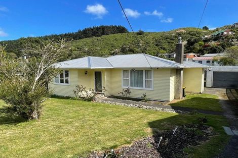 Photo of property in 73 Victory Crescent, Tawa, Wellington, 5028