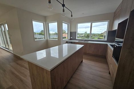 Photo of property in 1c Taupiko Place, Green Bay, Auckland, 0604