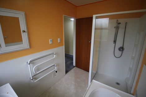 Photo of property in 13a Lyndfield Lane, Newlands, Wellington, 6037