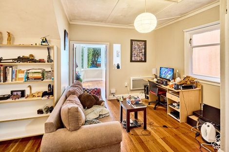Photo of property in 122 Oriental Parade, Oriental Bay, Wellington, 6011