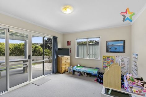 Photo of property in 8 Bennett Grove, Newlands, Wellington, 6037