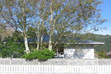Photo of property in 32 Manuka Street, Stokes Valley, Lower Hutt, 5019