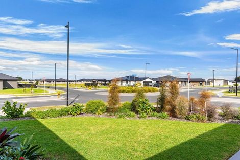 Photo of property in 98 Kaurinui Crescent, One Tree Point, 0118