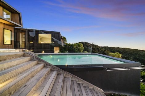 Photo of property in 81 Piha Road, Piha, 0772