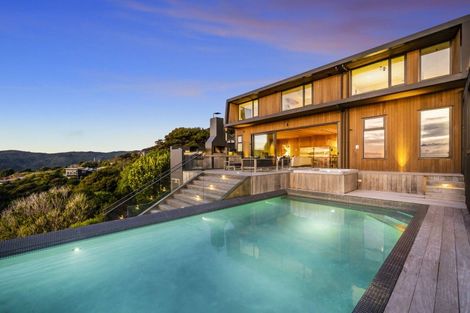 Photo of property in 81 Piha Road, Piha, 0772