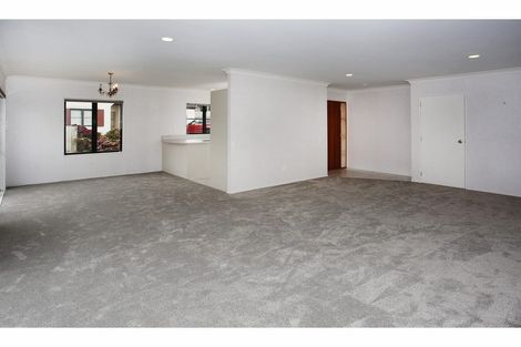 Photo of property in 2/7 Ribbonwood Crescent, Goodwood Heights, Auckland, 2105