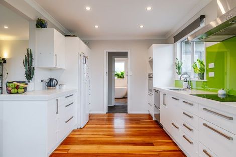 Photo of property in 4 Eton Place, Terrace End, Palmerston North, 4410