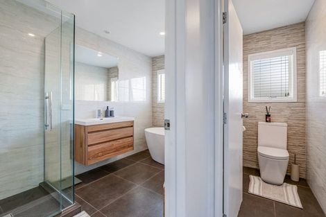 Photo of property in 11 Azure Grove, Unsworth Heights, Auckland, 0632