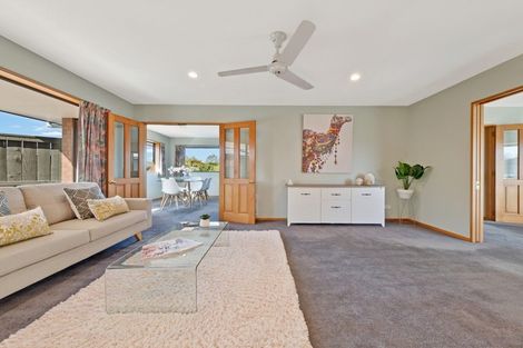 Photo of property in 7 Thicket Close, Redwood, Christchurch, 8051