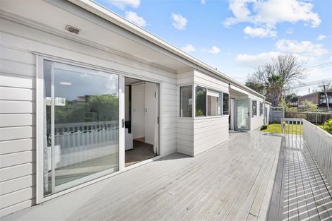Photo of property in 1/37 Woodlands Crescent, Browns Bay, Auckland, 0630