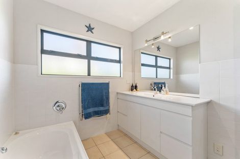 Photo of property in 35 Blue Heron Rise, Stanmore Bay, Whangaparaoa, 0932